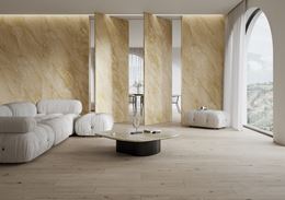 Salon glamour z jasnym drewnem i wielkoformatowym kamieniem w bezowym wykończeniu