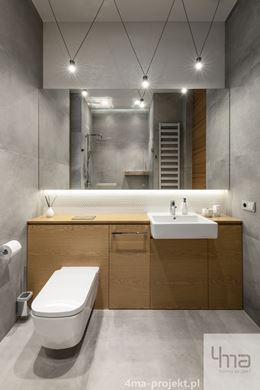 Mała gościnna łazienka z motywem betonu
