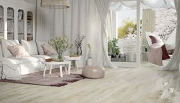 Romantyczny salon z bieloną płytką Classic Oak