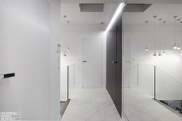 Biało-czarny korytarz z marmurową podłogą