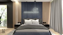 Ciemnoniebieski panel w drewnianej sypialni