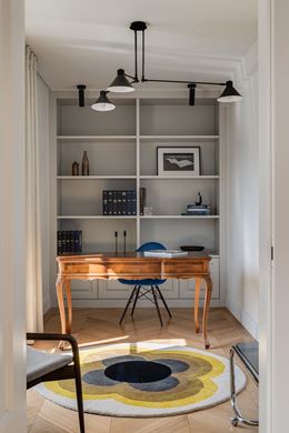 Gabinet z drewnianym biurkiem w stylu ludwikowskim