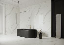 Minimalistyczna łazienka w marmurze wielkoformatowym