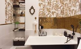 Klasyczna łazienka ze złotą mozaiką i tapetą w papugi