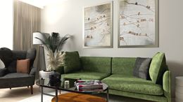 Jasny salon z zieloną sofą