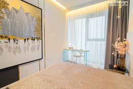 Biała sypialnia ze złotymi listwami na ścianach