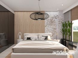 Drewniane lamele i tapeta na ścianie w sypialni