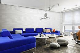 Szafirowa sofa w nowoczesnym salonie