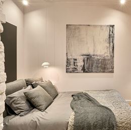 Biała sypialnia minimalistyczna z dużym obrazem