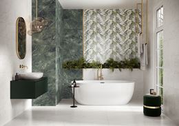 Biało-zielona łazienka z dekorami w liście