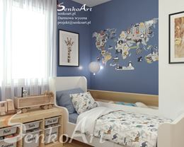 Pokój czterolatka z mapą na niebieskiej ścianie