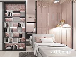 Pokój nastolatki z różową tapicerką przy łóżku