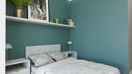 Tuskusowa sypialnia minimalistyczna