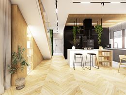 Widok na kuchnię i korytarz z drewnianą podłogą w dużym domu