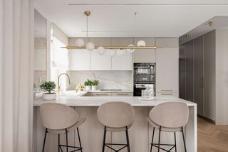 Biało-beżowa elegancja - dom w Poznaniu