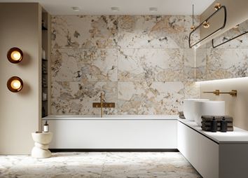 Płytki ze wzorem kamienia w wykończeniu łazienki z prostokątną wanną