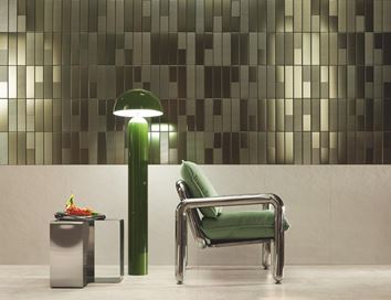 Salon z metaliczną ścianą