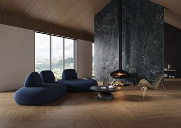 Duży salon z kominkiem w drewnie i kamieniu