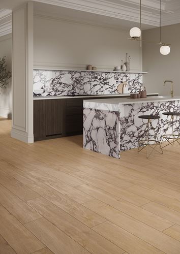 Kamienna wyspa w kuchni z drewnianą podłogą