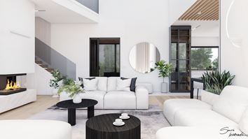 Jasny, przestronny salon z kominkiem