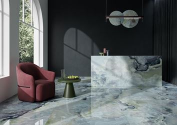 Recepcja hotelu w wielkoformatowym gresie w zielonej kolorystyce