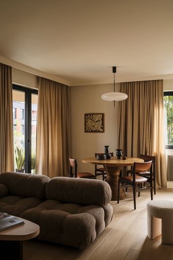 Elegancki salon z drewnianym stołem