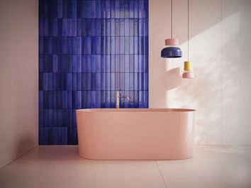 Różowa łazienka z wanną wolnostojącą i kobaltową ścianą