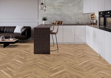 Jasna kuchnia w kamieniu i drewnie otwarta na salon