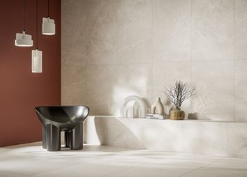 Płytki w kolorze ivory i czerwony akcent w salonie