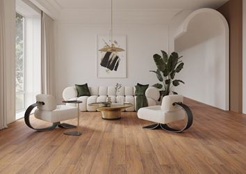 Salon w stylu glamour z jasnymi meblami i podłogą w drewnie