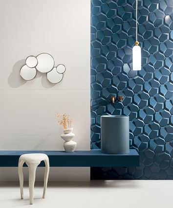 Niebieska ściana w łazience w mozaikowym wykończeniu