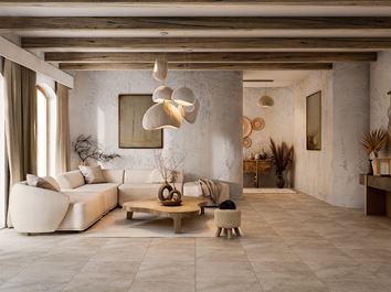 Eklektyczny salon w beżowej płytce ze wzorem kamienia