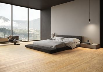 Minimalistyczna sypialnia w drewnie z wysokimi oknami