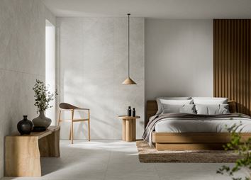 Jasny kamień i lamele w stylowej sypialni