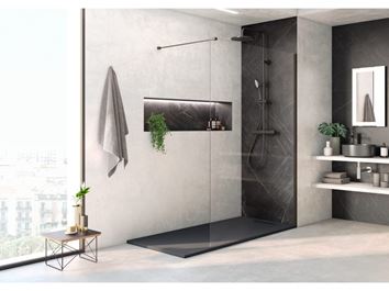 Minimalistyczna łazienka z kabiną walk-in z onyksowym brodzikiem
