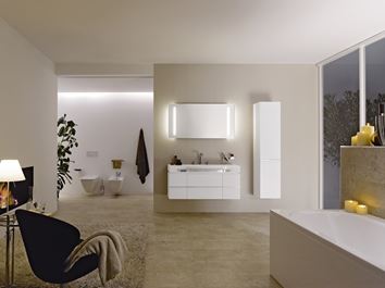 Przestronny, nowoczesny salon kąpielowy