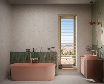 Płytki ze wzorem lastryko i zielone cegiełki w łazience z wanną wolnostojącą