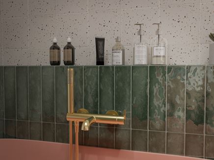 Detal zielonych cegiełek na ścianie w łazience