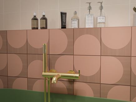 Ściana w łazience w różowych płytkach ze wzorkiem