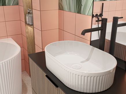 Ryflowana umywalka w różowej łazience