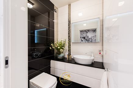 Nowoczesna, biało-czarna toaleta