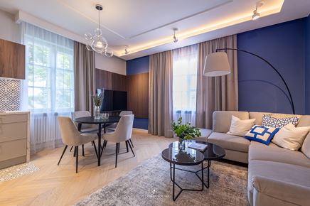 Strefa dzienna w drewnie i fiolecie 