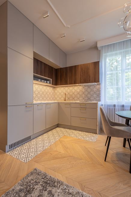 Elegancki aneks kuchenny z kaszmirowymi i drewnianymi frontami 