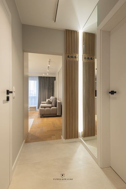 Przedpokój z lustrzaną szafą