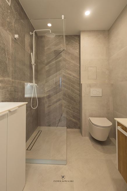 Strefa prysznicowa z kamienną jodełką