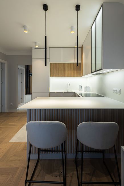 Kuchnia w zabudowie U z półwyspem barowym