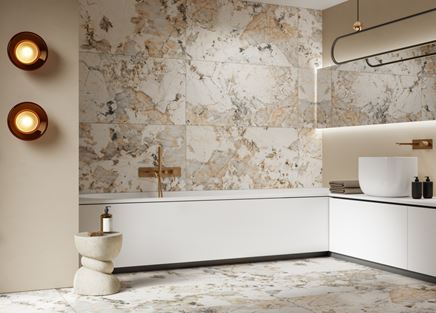 Beżowo-brązowy kamień w nowoczesnej łazience