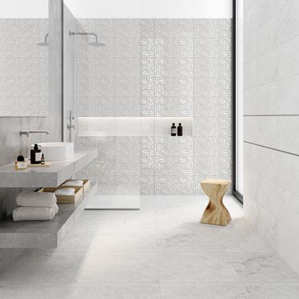 Jasna łazienka w błyszczących dekorach z kabiną walk-in