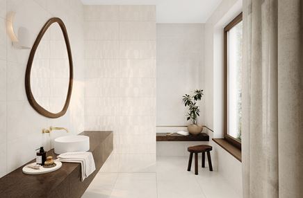 Jasna łazienka z dekorami z brązowymi akcentami