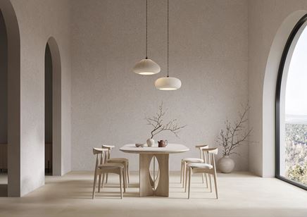 Jadalnia w wielkoformatowym kamieniu z dużym oknem